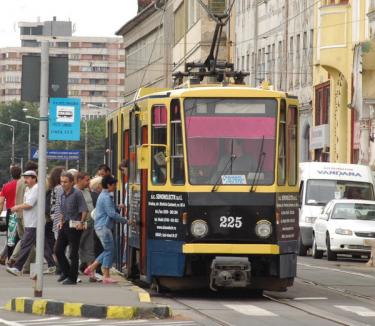 Un bărbat a murit după ce a fost târât de tramvai